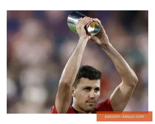 罗德里谈及偶像与榜样，表现稳健引发关注